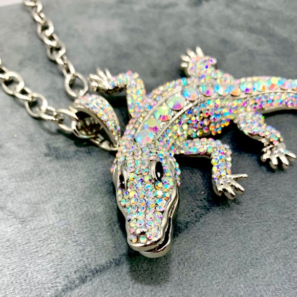 Bold sparkly large Alligator reptile rhinestone silver-tone statement necklace - Picture 4 of 12